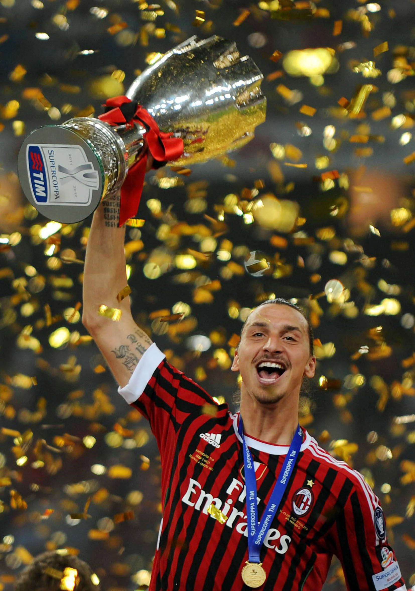 110806 Fotboll, Italiensk Supercup, Milan - Inter: Zlatan Ibrahimovic, Milan (Jubel, Pokal) © Bildbyrn - cop 75 SWEDEN ONLY