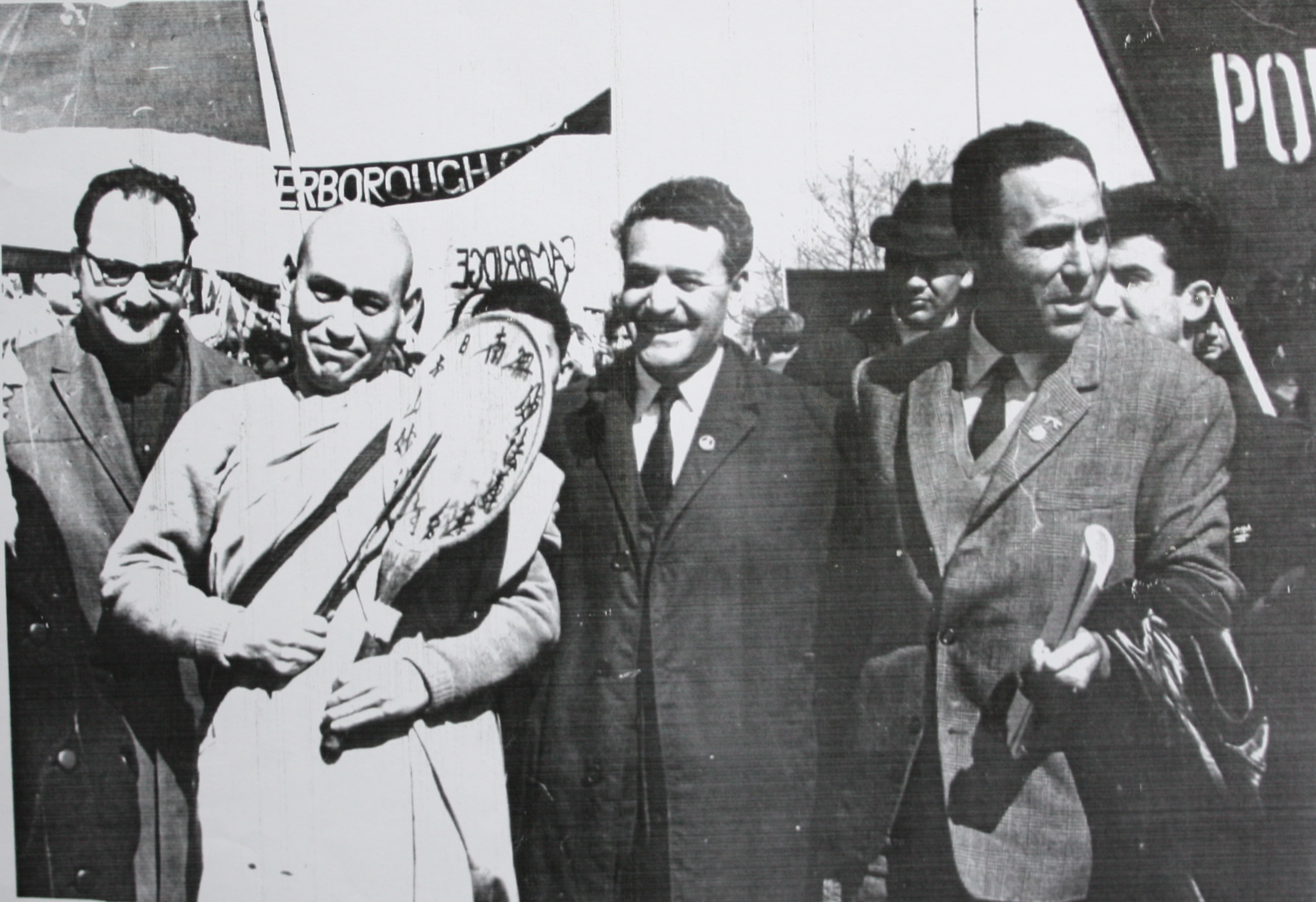 Πορεία στο Ολντερμάστον - Απρίλης 1963. Αριστερά ο Λ. Κύρκος και δεξιά ο Μ. Γλέζος και ο Γρ. Λαμπράκης