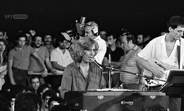 Στιγμιότυπο από συναυλία του Λουκιανού Κηλαηδόνη στο Λυκαβηττό, 1982