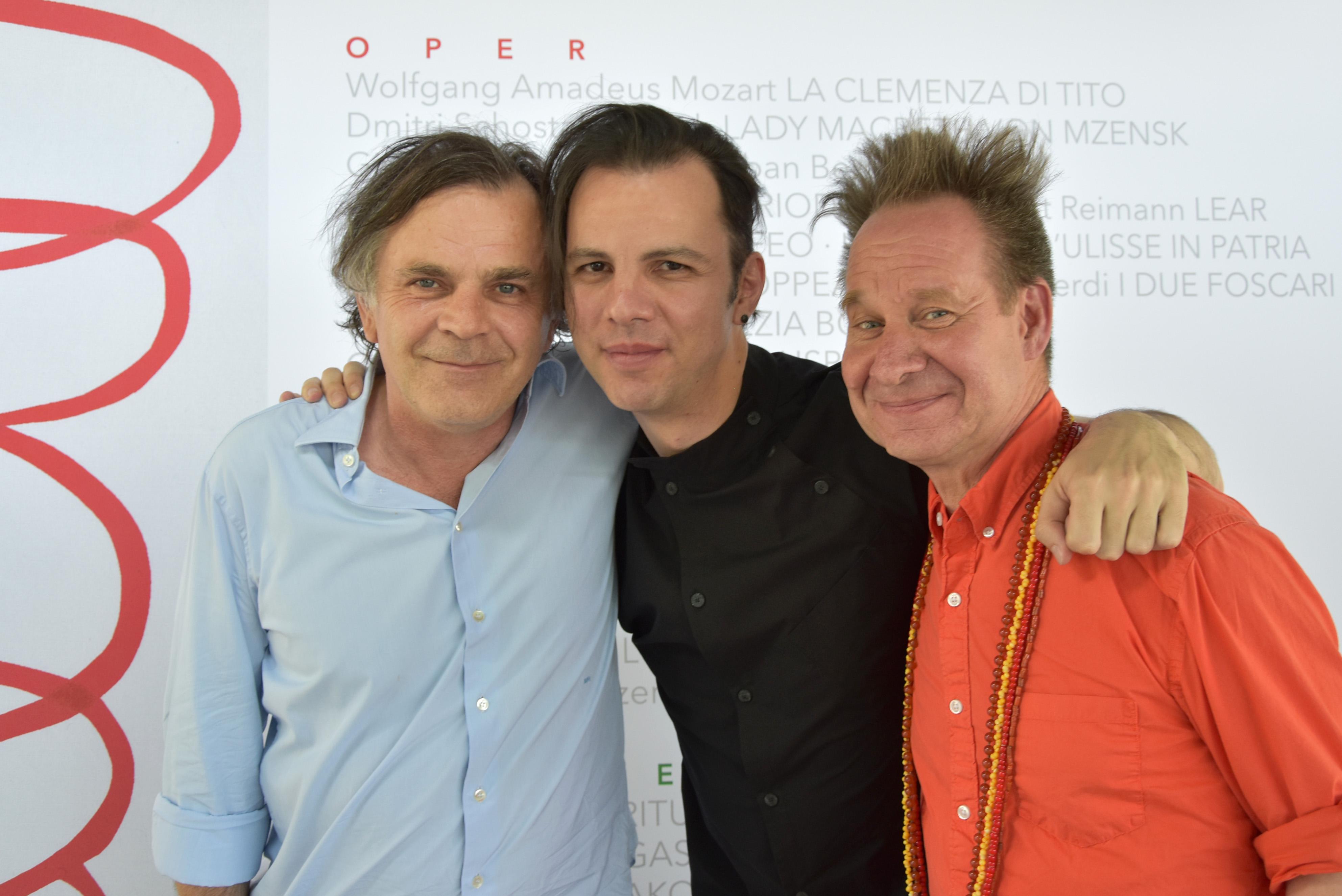 Από αριστερά: Ο διευθυντής του Φεστιβάλ του Ζάλτσμπουργκ, Markus Hinterhäuser, ο μαέστρος Θόδωρος Κουρεντζής και ο σκηνοθέτης Πίτερ Σέλαρς 