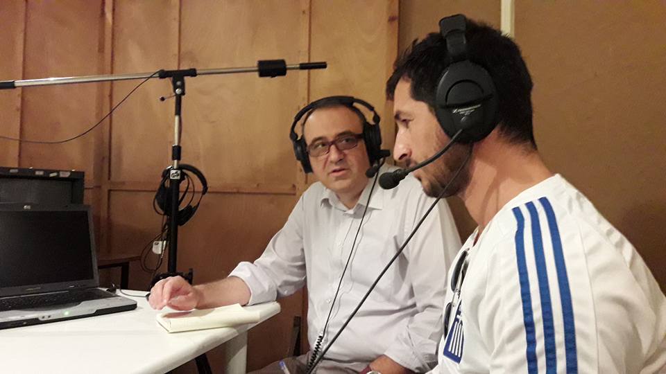 O Θωμάς Σίδερης (αριστερά) με τον Γεζίντι πρόσφυγα Αtoo Salo σε στούντιο της ΕΡΤ