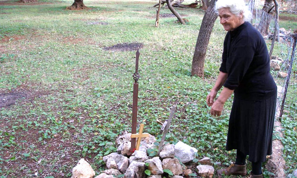 Η Ερμιόνη Πρίγκου σε τάφο πεσόντα στην αυλή του σπιτιού της (Αρχείο ΥΕΘΑ)