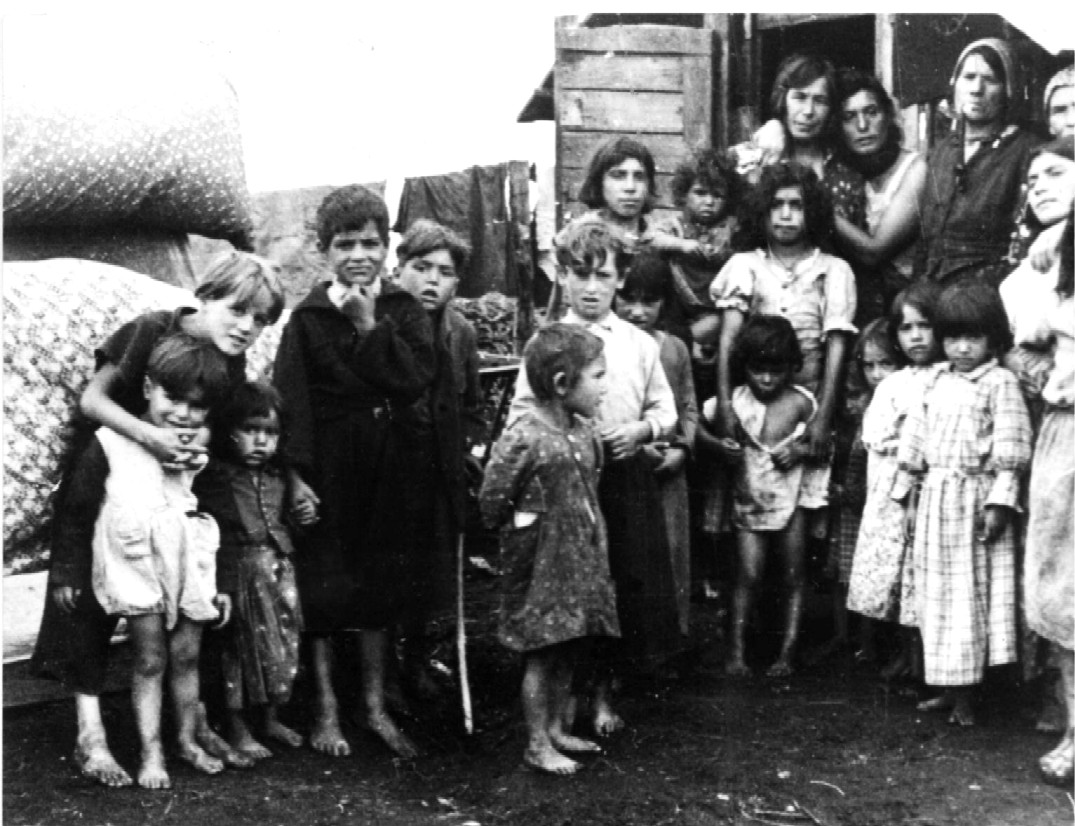 Οικογένεια Ρομά πριν από τον εκτοπισμό τους (Αρχείο Μουσείου Φωτογραφίας Βουκουρεστίου)