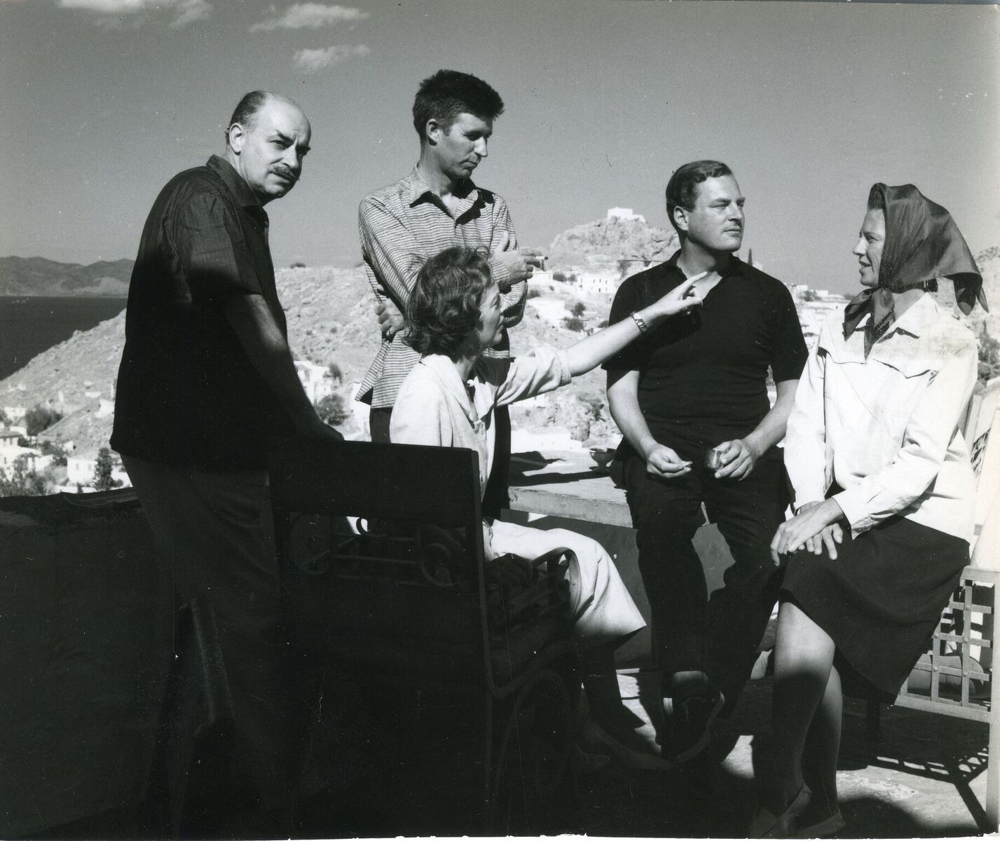 Ο Νίκος και η Μπάρμπαρα Γκίκα (αριστερά), με τον Τζον Κράξτον, τον Πάτρικ και την Τζόαν Λι Φέρμορ στο σπίτι τους στην Ύδρα, το 1958 |Μουσείο Μπενάκη/Roloff Beny